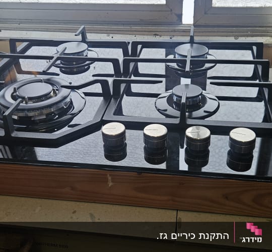 כיריים גז במטבח ליד חלון